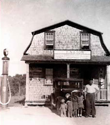 photo noire et blanche de la famille Nadon devant le magasin 
